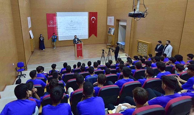 Bakan Yardımcısı Eminoğlu, Ahlat'ta gençlerle buluştu