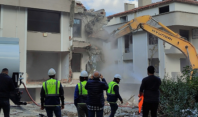 Bakırköy’de 5 bloklu bir sitenin yıkımına başlandı