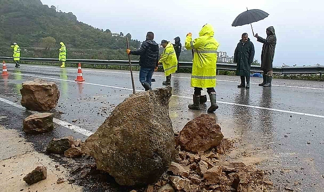Bartın Cide yolunda kayalar yola düştü