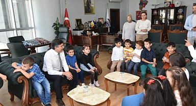 Başkan Durgut’a miniklerden çiçek buketi