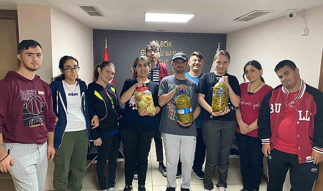 Bilecik’te özel bireyler ürettikleri malzemelerle turşu kurdular
