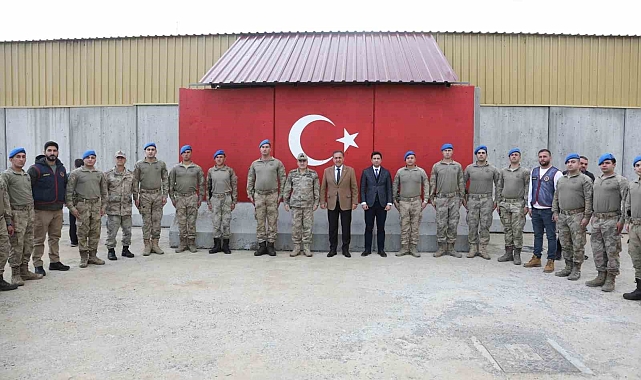 Bingöl Valisi Ahmet Hamdi Usta, üs bölgesinde Mehmetçik ile bir araya geldi