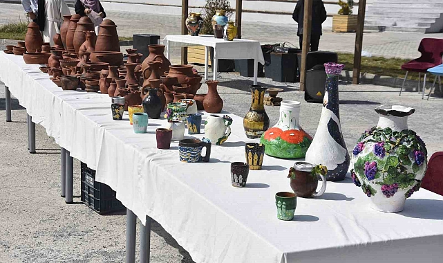 Bitlis Girişimci Kadınlar Derneği el emeği göz nuru çanak çömlek sergisi açıtı