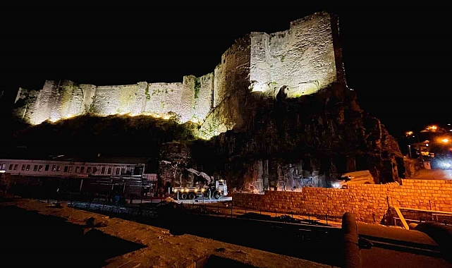 Bitlis Kalesi'nde ışıklandırma çalışması