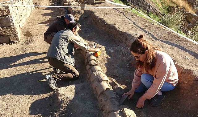 Bitlis Kalesi'nde yapılan kazılarda 500 yıllık su künkleri bulundu