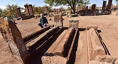 Bitlis'in Ahlat ilçesinde Tarihi mezarlıktan 6 sanduka gün yüzüne çıkarıldı