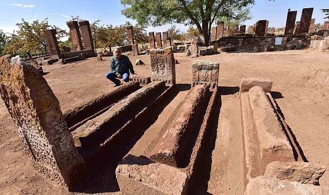 Bitlis'in Ahlat ilçesinde Tarihi mezarlıktan 6 sanduka gün yüzüne çıkarıldı