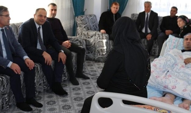 Bitlis'in Tatvan ilçe Kaymakamı Demir, evde bakım hizmeti sunulan aileleri ziyaret etti