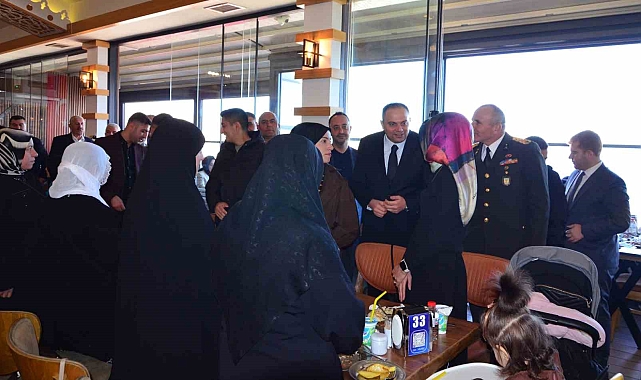 Bitlis'in Tatvan ilçesinde çelenk sunma töreni düzenlendi