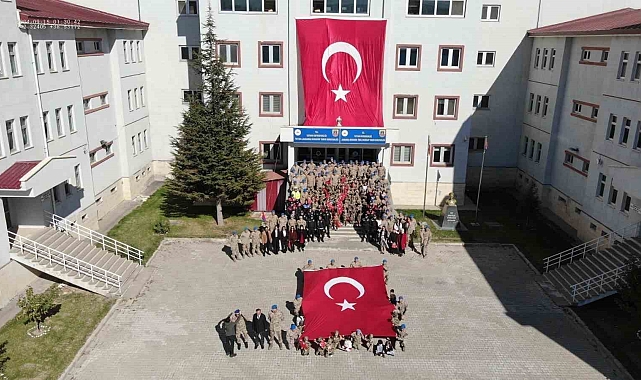 Bitlis'te Cumhuriyet'in 101. yılı minik öğrencilerden coşkulu kutlama