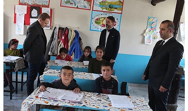 Bulanık Kaymakamı Ömer Övünç Koşansu kırtasiye yardımında  bulundu