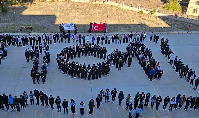 Bulanık'ta 101'ci yıla özel öğrencilerden koreografi