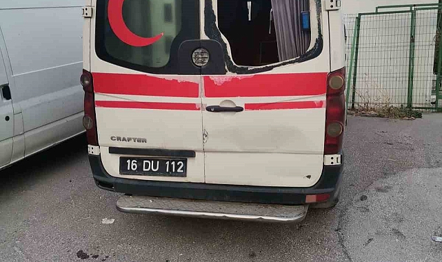 Bursa’da akılalmaz olay : Hastaneye ait ambulansın ve güvenlik kulübesinin camlarını kırdılar