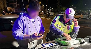 Çakarlı araçta ehliyetsiz yakalandı
