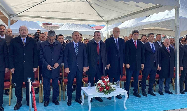 Cumhurbaşkanı Yardımcısı Cevdet Yılmaz Karlıova'da doğal gaz meşale yakma törenine katıldı