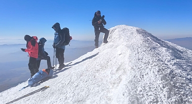 Dağcıların, Ağrı Dağı’na zorlu zirve tırmanışı