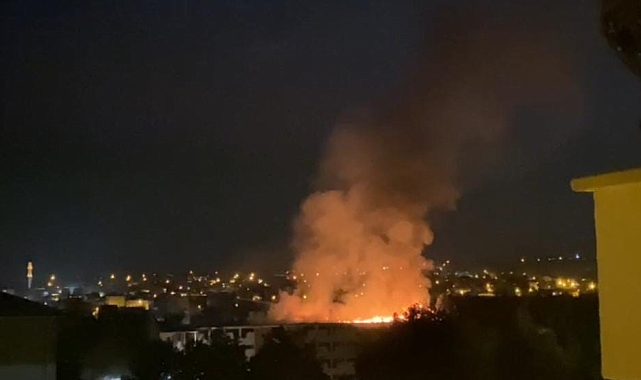 Deprem bölgesinde ki hasarlı binanın çatı katındaki yangın korkuttu