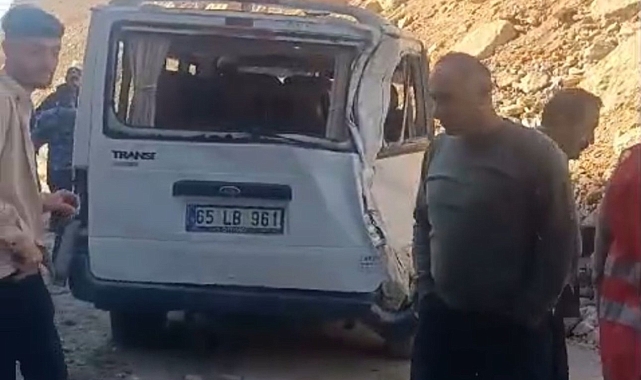 Dev kayalar minibüsün üzerine düştü