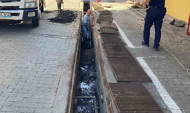 Efekent Pazar Yeri’nde mazgallar temizlendi