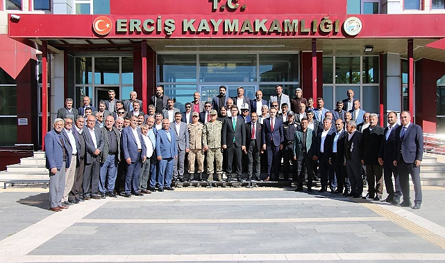 Erciş'te "19 Ekim Muhtarlar Günü" Nedeniyle Çelenk Sunma Töreni Düzenlendi