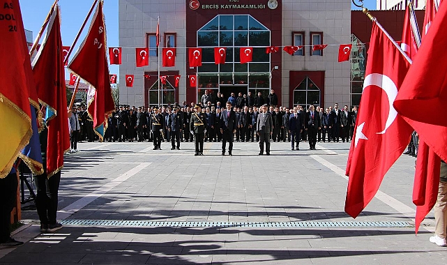 Erciş’te 29 Ekim nedeniyle çelenk sunma töreni yapıldı