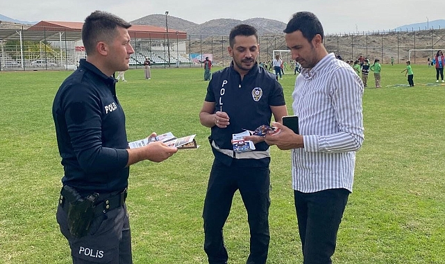Erzincan'ın Üzümlü ilçesinde polisler bilgilendirme faaliyetinde bulundu