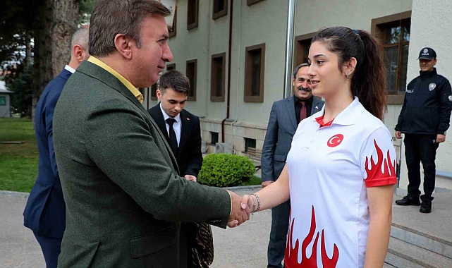 Erzincanlı sporcular Vali Aydoğdu'yu ziyaret etti