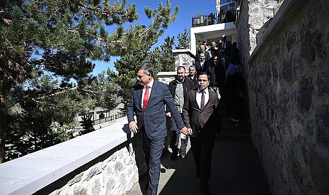 Erzurum Abdurrahman Gazi Türbesi'nde çevre düzenlemesi devam ediyor