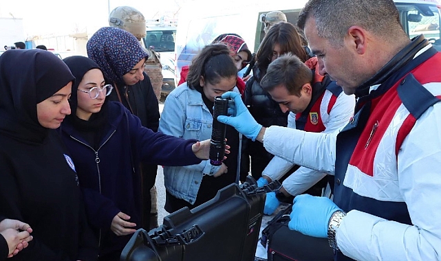 Erzurum da  jandarma öğrencilere teorik ve pratik bilgilendirme yaptı