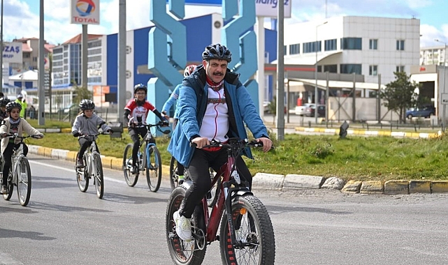 Erzurum Valisi Mustafa Çiftçi gençlerle pedal çevirdi