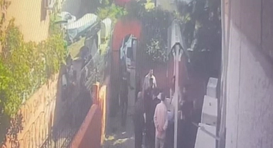 Fatih’te cenaze namazı kılınan adamın yaşadığının belirlenmesinin ardından yaşananlar kamerada