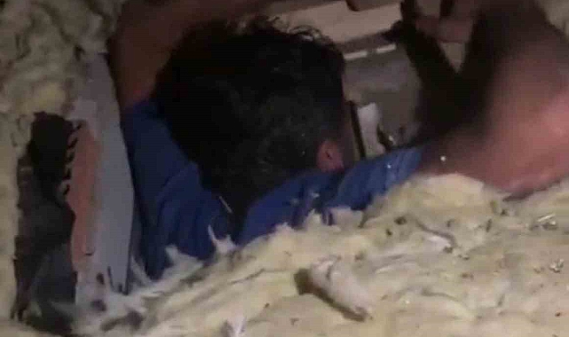 Firari uyuşturucu kaçakçısı çatıda gizli bölmede yakalandı