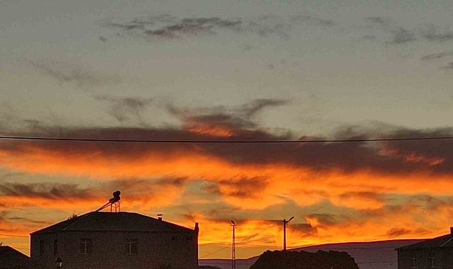 Gökyüzü kızıla büründü