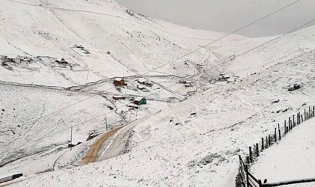 Gümüşhane’de yaylalar beyaz örtüyle kaplandı