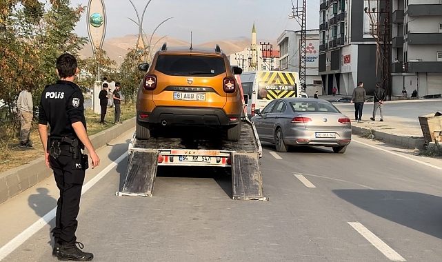 Hakkari'de yolu geçmek isteyen kıza araba çarptı