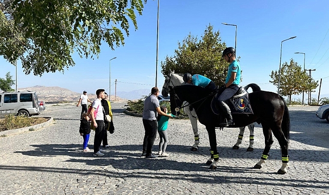 Harput’ta Atlı Jandarma Timi’ne yoğun ilgi