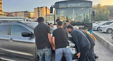 Hatalı park edilen aracı vatandaşlar el birliğiyle yerinden kaldırdı