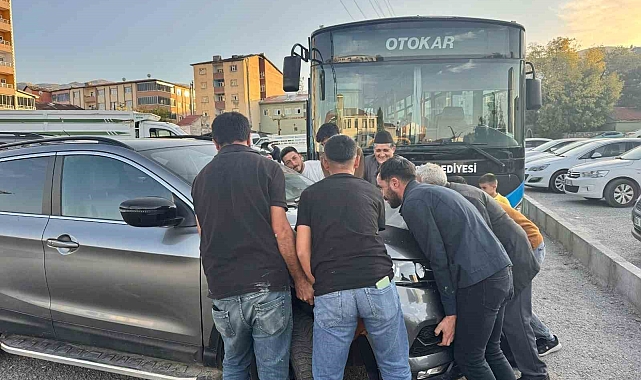 Hatalı park edilen aracı vatandaşlar el birliğiyle yerinden kaldırdı