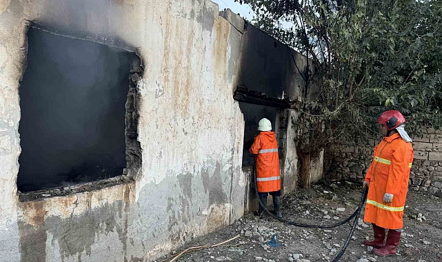 Iğdır'da metruk binada yangın