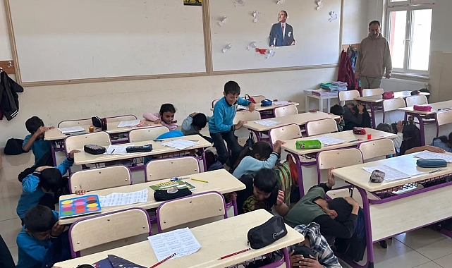 İlkokulda deprem tatbikatı yapıldı