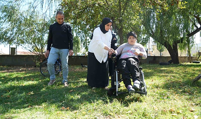 İyilik Ailesi'nden Muşlu Betül'e akülü sandalye desteği