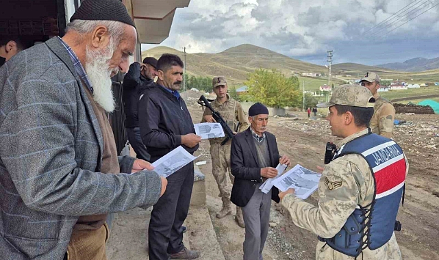 Jandarma köylerde dolandırıcılık konusunda vatandaşları bilgilendiriyor