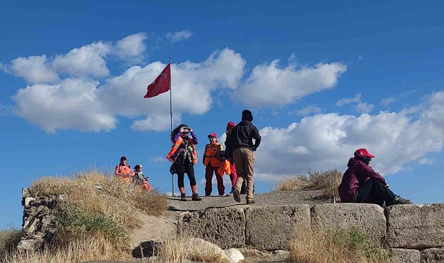 Kadınlar Cumhuriyet'in 101. yılını kutlamak için Van'ın tarihi turistik yerlerini gezdi