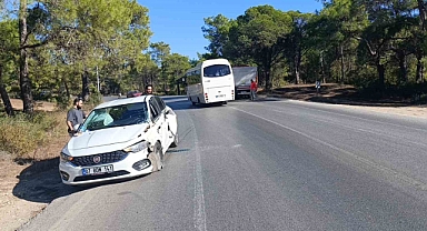 Karşı şeride geçen otomobil kamyona çarptı: 2 yaralı