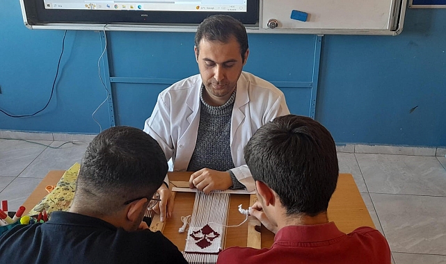 Kars'ta öğrencilere kilim dokuyor