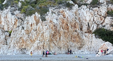 Kayalıklara tırmanan Alman turist metrelerce yükseklikten düşerek hayatını kaybetti