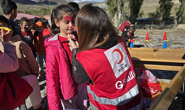 Kızılay'dan miniklere sürpriz