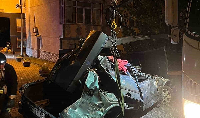 Kontrolden çıkan araç otobüs durağına çarptı; 1 yaralı
