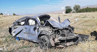 Kontrolden çıkan otomobil tarlaya uçtu: 2 ölü, 1 yaralı