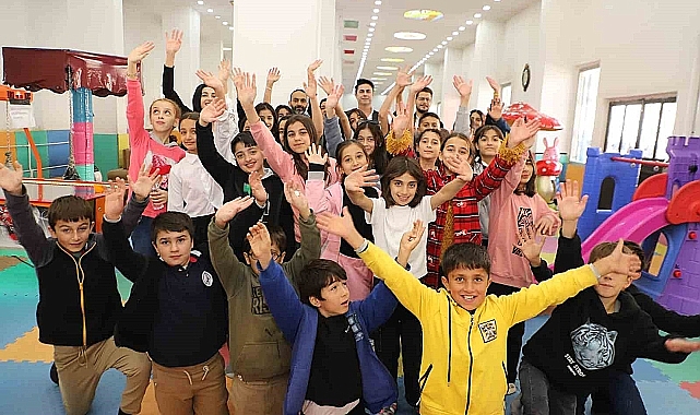 Köy çocukları çocuk oyun merkezinde misafir ediliyor